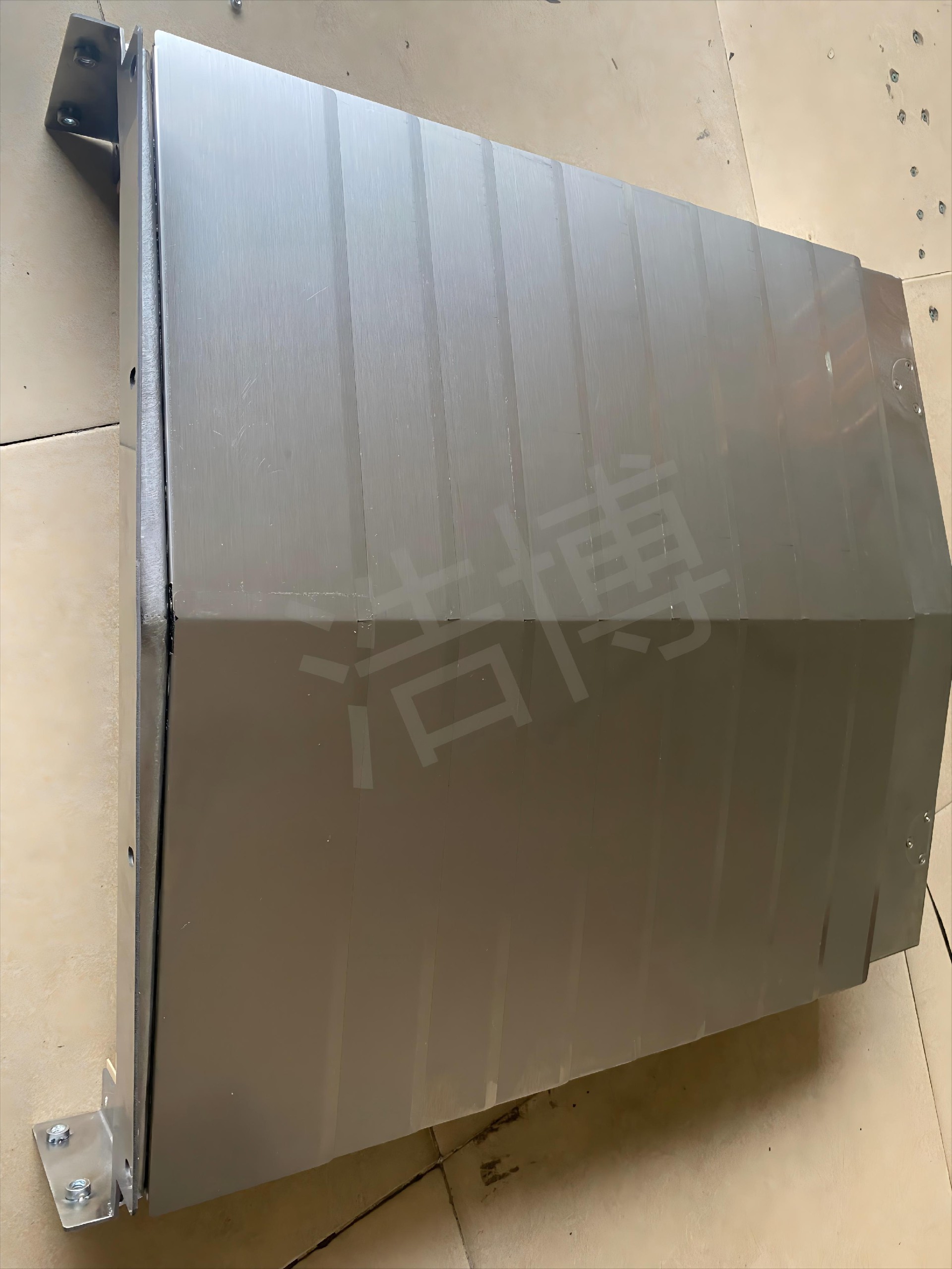 导轨盔甲式防护罩